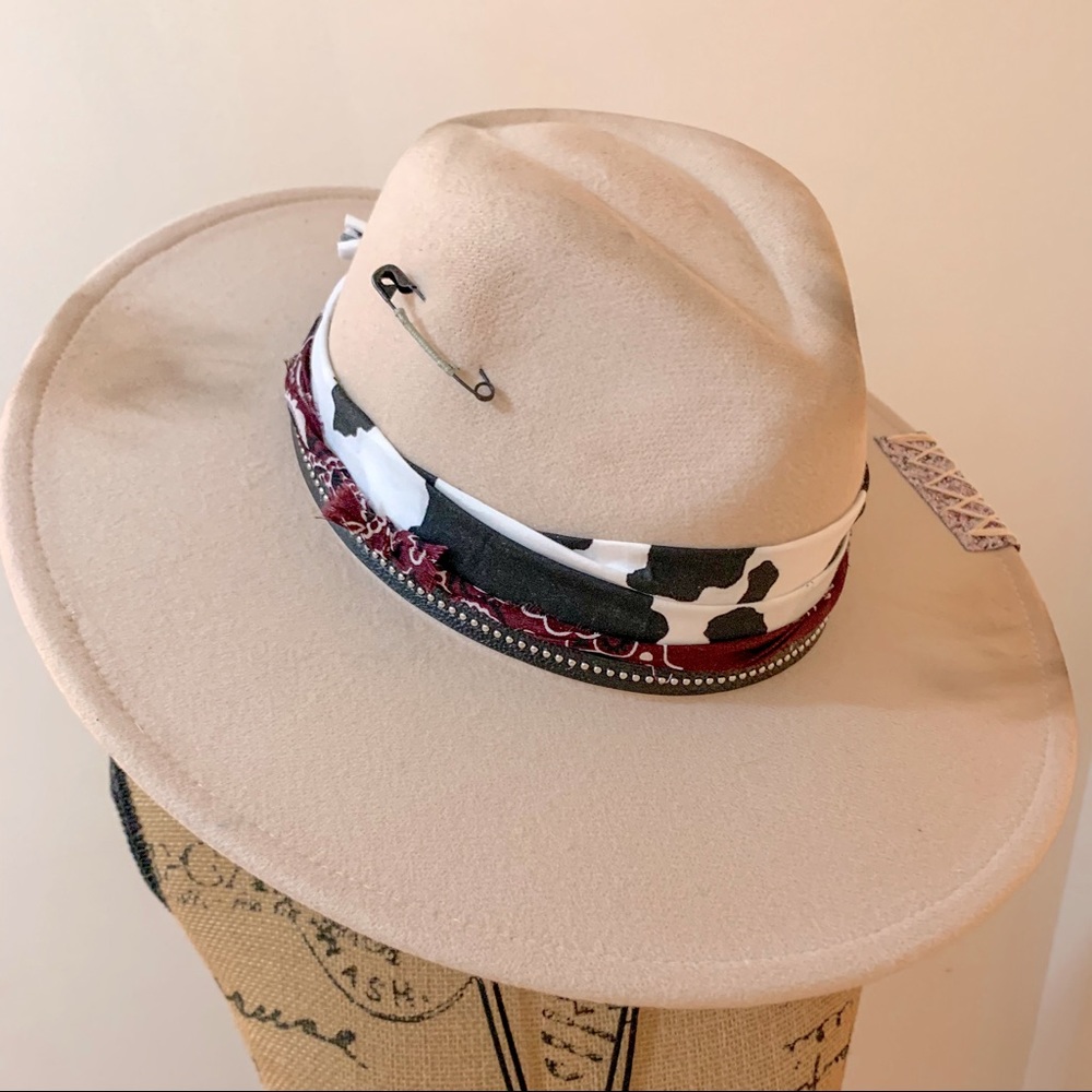 FELT WIDE BRIM TAN HAT